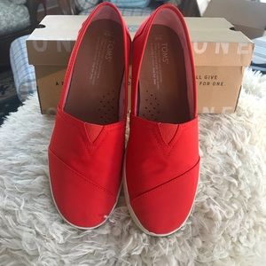 ~TOMS FIESTA NYLON AVALON SNEAKER~